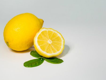 ২. লেবুর মতো সাইট্রিক ফল বেশি করে খেতে হবে: