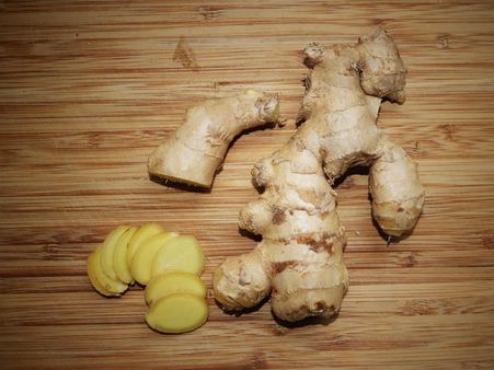 ৩. চুলকে আদ্র রাখে: