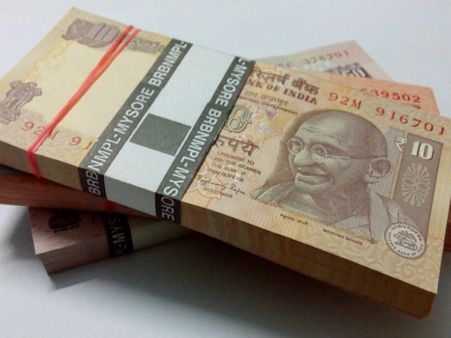 ৩. টাকায় লেগে রয়েছে রক্ত: