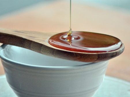 ৩. মধু এবং দই: