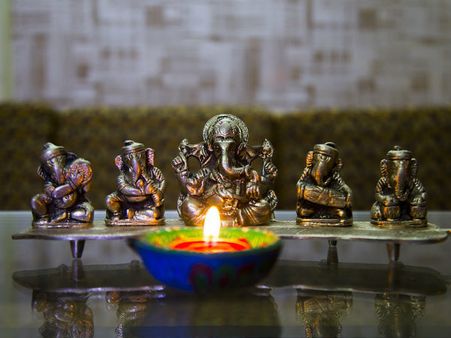 ৩. ভগবানের ছবি এবং স্ট্যাচু: