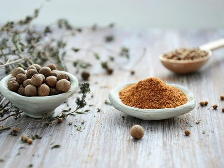 ৩. জায়ফল: