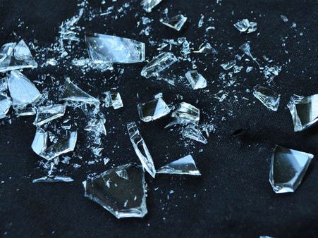 ৪. ভাঙা কাঁচ: