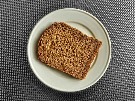 ৪. পাঁউরুটিতে হোল: