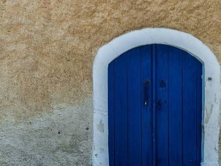 ৪. বাড়ির সদর দরজা: