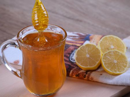 ৫. লেবুর রস এবং মধু: