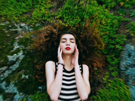 ৫. কমলা লেবুর খোসার গুঁড়ো, মুলতানি মাটি এবং গোলাপ জল: