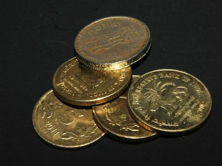 ৫. দুটো কয়েন রয়েছে হাতের মুঠোয়: