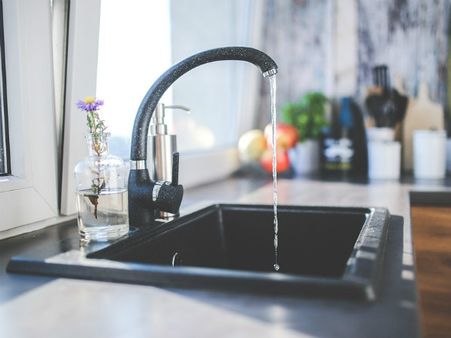 ৬. কল থেকে চুঁইয়ে জল পরা: