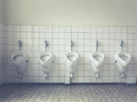 ৬. টয়লেটের কাছাকাছি রাখা চলবে না: