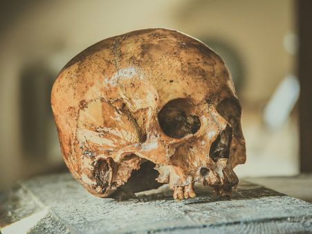 ৬. কালো যাদুর প্রভাব: