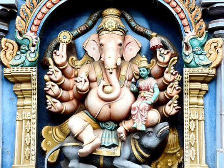 ৬. গণেশ ঠাকুরকে প্রসন্ন করতে: