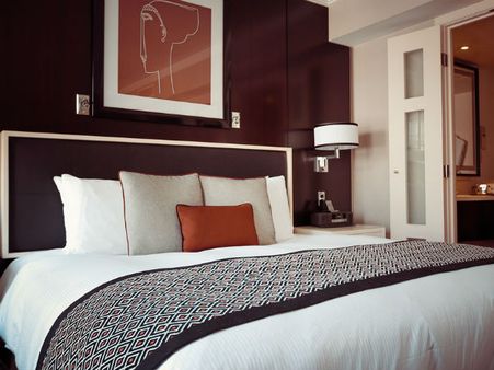 ৬. শোওয়ার ঘরে নৈব নৈব চ: