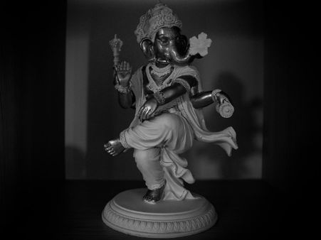 কেমন মূর্তি রাখতে হবে অফিস ডেস্কে: