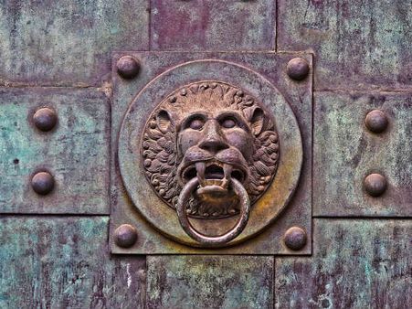 ৭. দক্ষিণ-পশ্চিম দিকের দরজা: