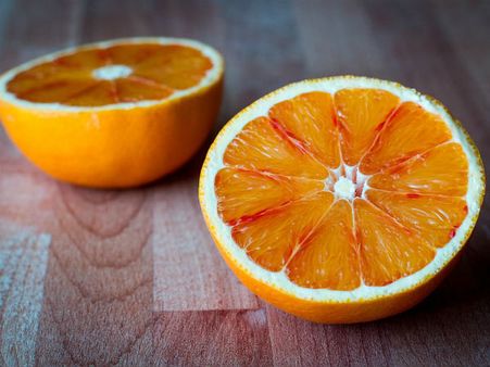 ৭. কমলা লেবুর প্রেম নিবেদন: