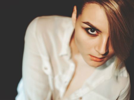 ৭. নিজের সঙ্গে কথা বলছে: