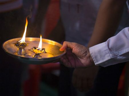 ২. হাতের কাছে একটা পরিষ্কার কাপড় রাখতে ভুলবেন না: