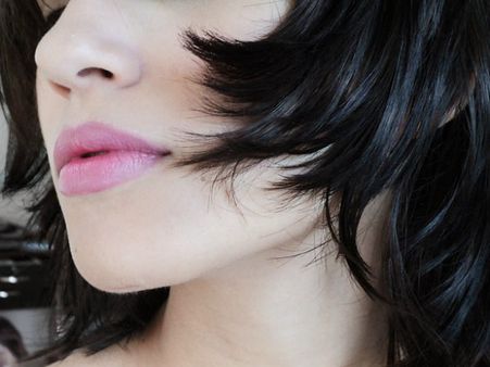 ৮. থুতনিতে: