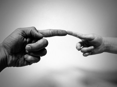 ১. হাতের আঙুলের নখে থাকা সাদা স্পট: