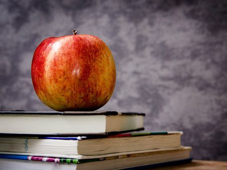 ১০. আপেল: