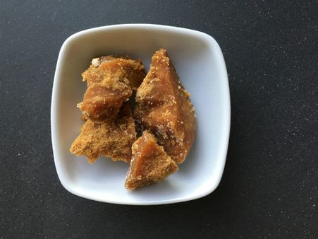 ১০. গুড়: