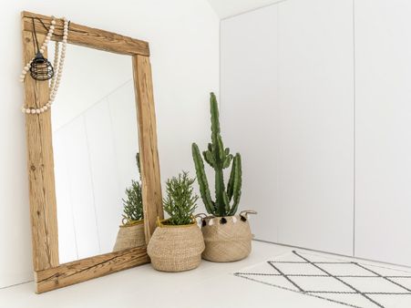 ১০. আয়নাকে কাজে লাগাতে ভুলবেন না: