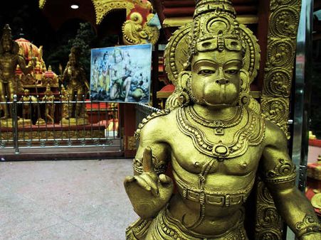 ২. সাদার আবরণ: