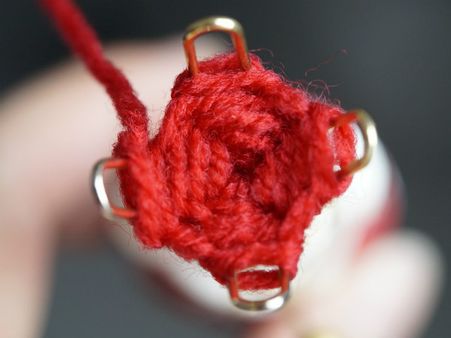 ২. লাল সুতো: