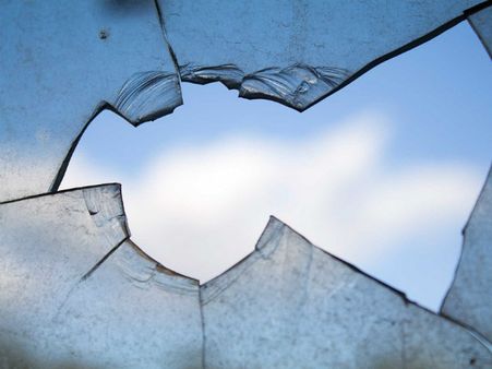 ২. ভাঙা কাঁচ: