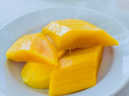 ৩. ব্রণর প্রকোপ কমে: