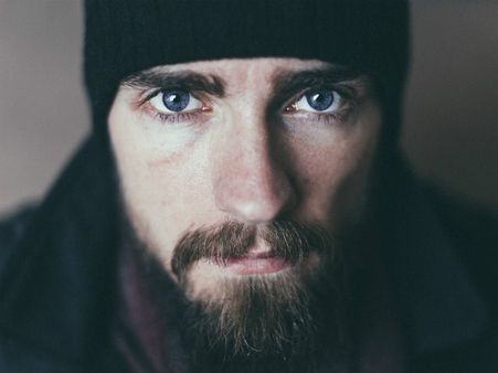 ৩. ঠান্ডার মার থেকে রক্ষা করে: