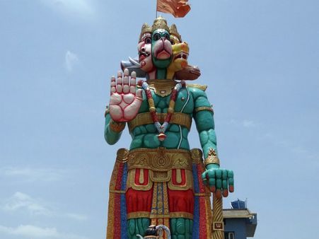 ৪. গদা হাতে দাঁড়িয়ে সর্বশক্তিমান: