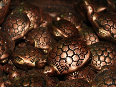 ৪. তামা বা ক্রিস্টালের কচ্ছপ: