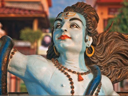 ৪. আসনে বসা শিব নাকি তান্ডব নৃত্য করছেন দেবাদিদেবের মূর্তি: