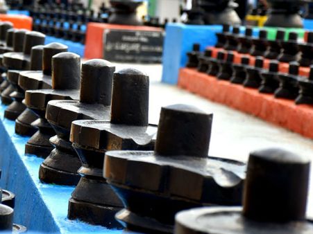 ২. একাধিক ছবি বা মূর্তি রাখবেন না: