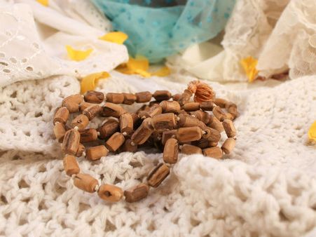 ৫. পুঁতির মালা: