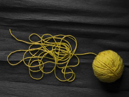 ৫. হলুদ রঙের ধাগা: