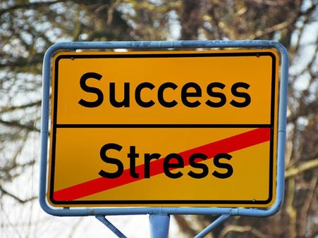 ৬. স্ট্রেস এবং মানসিক অবসাদের মাত্রা বাড়ে: