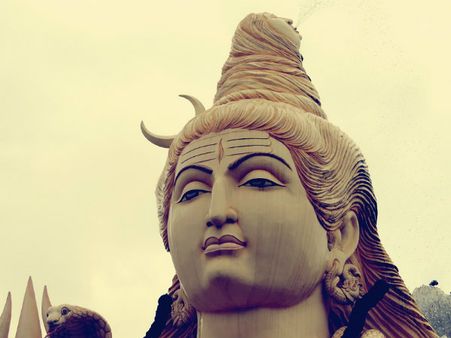 ৬. দেবের ছবি বা মূর্তিতে হলুদ লাগাবেন না: 