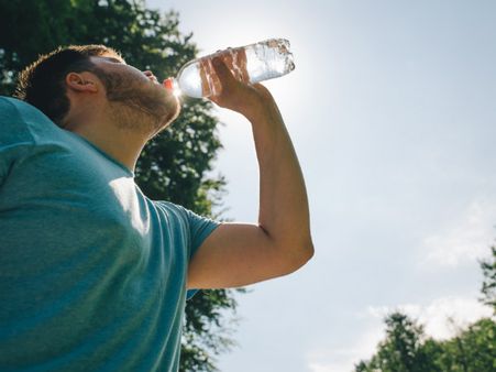 ৭. ঠান্ডা লাগা এবং গলা ব্যথার মতো রোগে আক্রান্ত হওয়ার আশঙ্কা কমে: