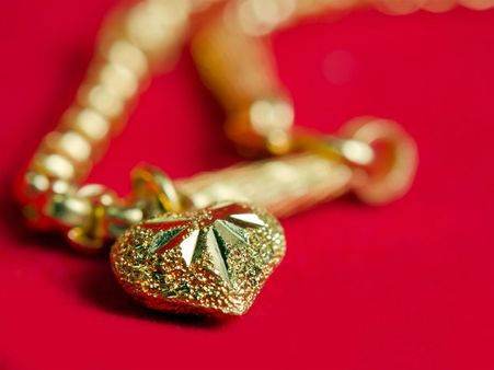 ৪. গলার চেন: