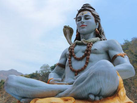 ২. ধ্যানরত শিবের মূর্তি বা ছবি: 