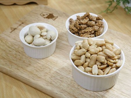 ১২. বাদাম: