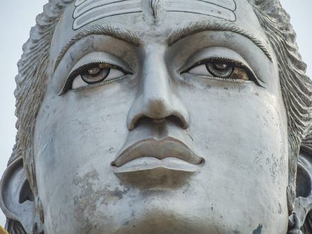 ৩. ভগবান শিব এবং হনুমান চল্লিশা: