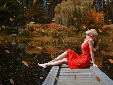 ৩. লাল রঙের ড্রেস: