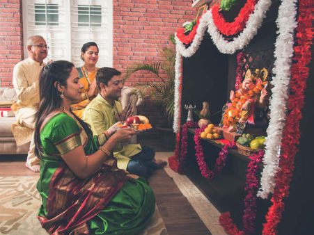 ৭. ঠাকুর ঘরের দরজা বন্ধ করে দেবেন: