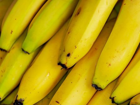 ১. কলা এবং বাদাম তেলের মিশ্রন: