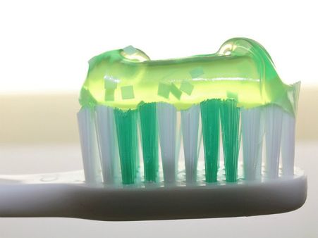 ২. টুথপেস্ট আর নুনের স্কার্ব: