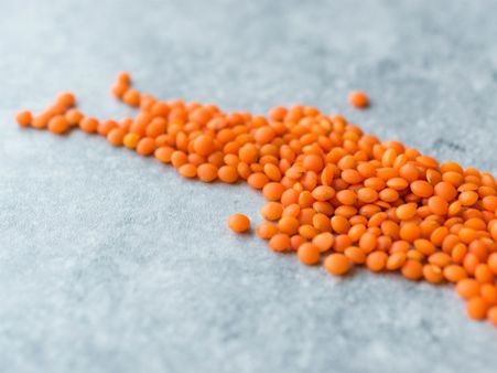 ৭. মৃত কোষের স্তর সরিয়ে ফেলে: